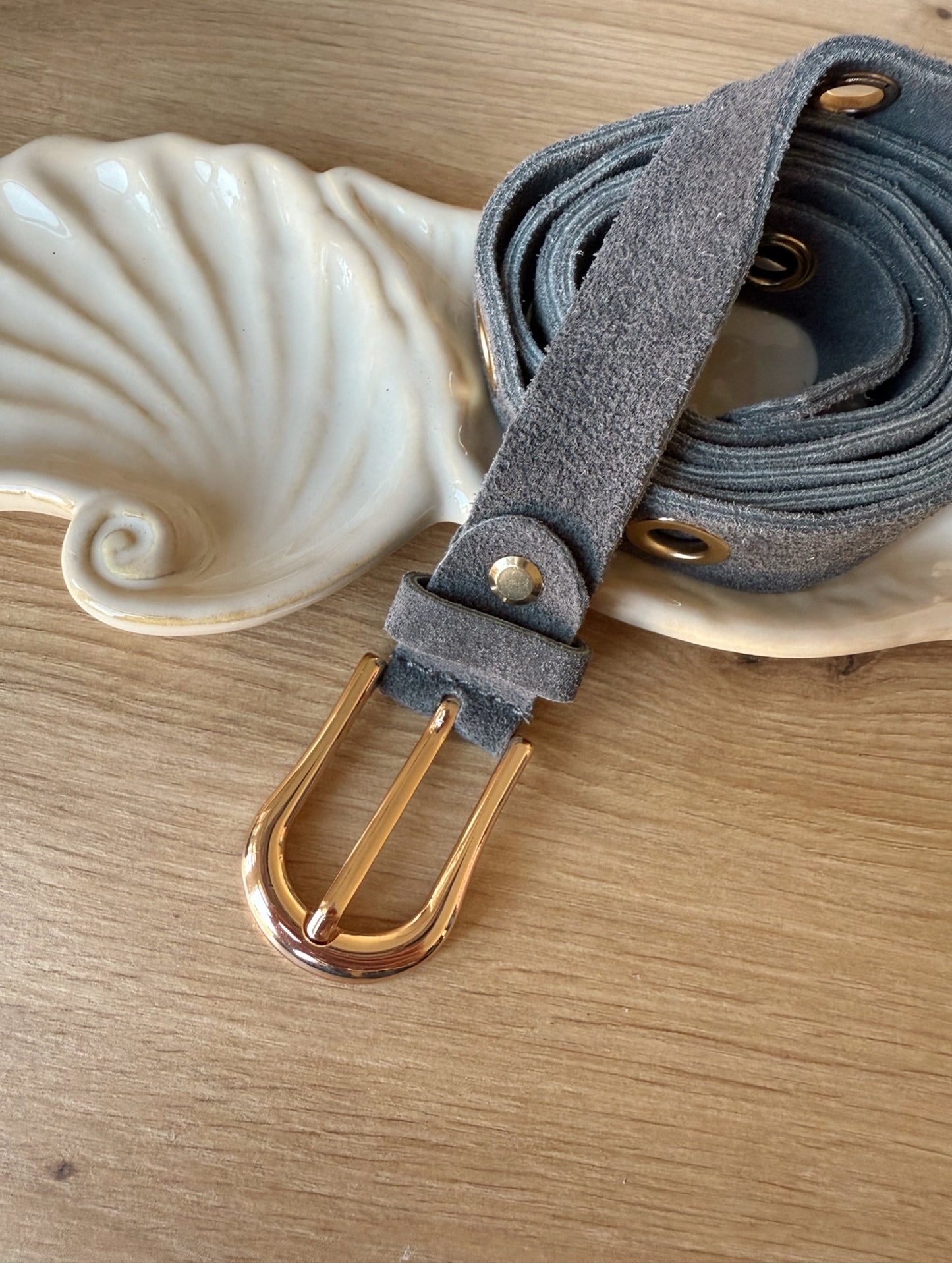 Taillengürtel mit goldenen Ösen