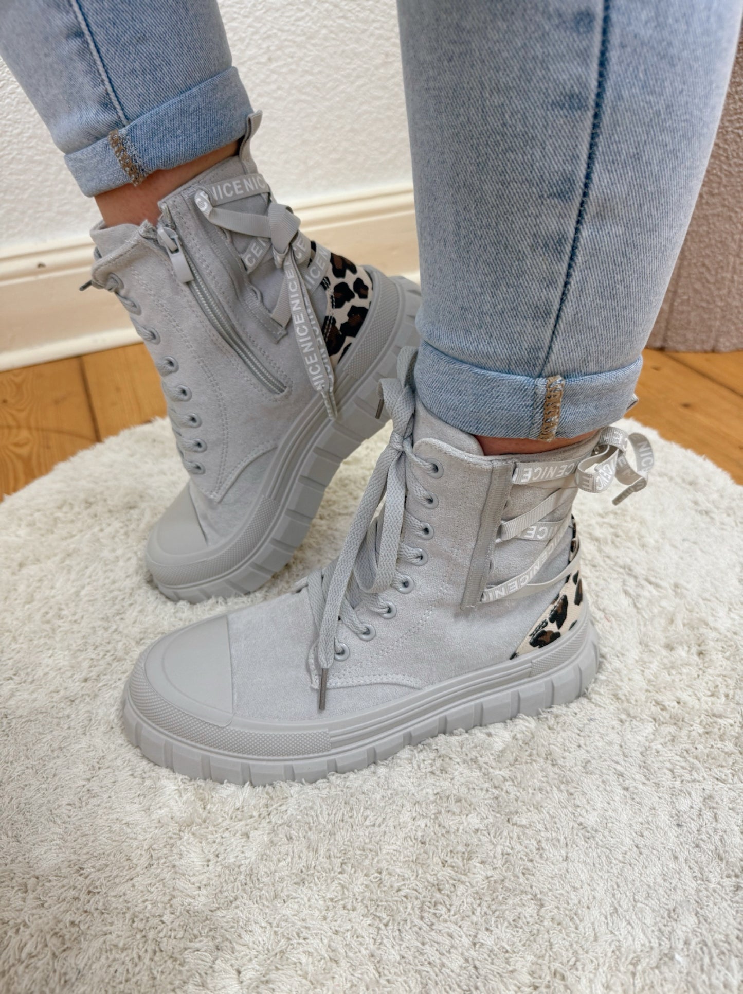 Schuh „grey meets Leoprint“