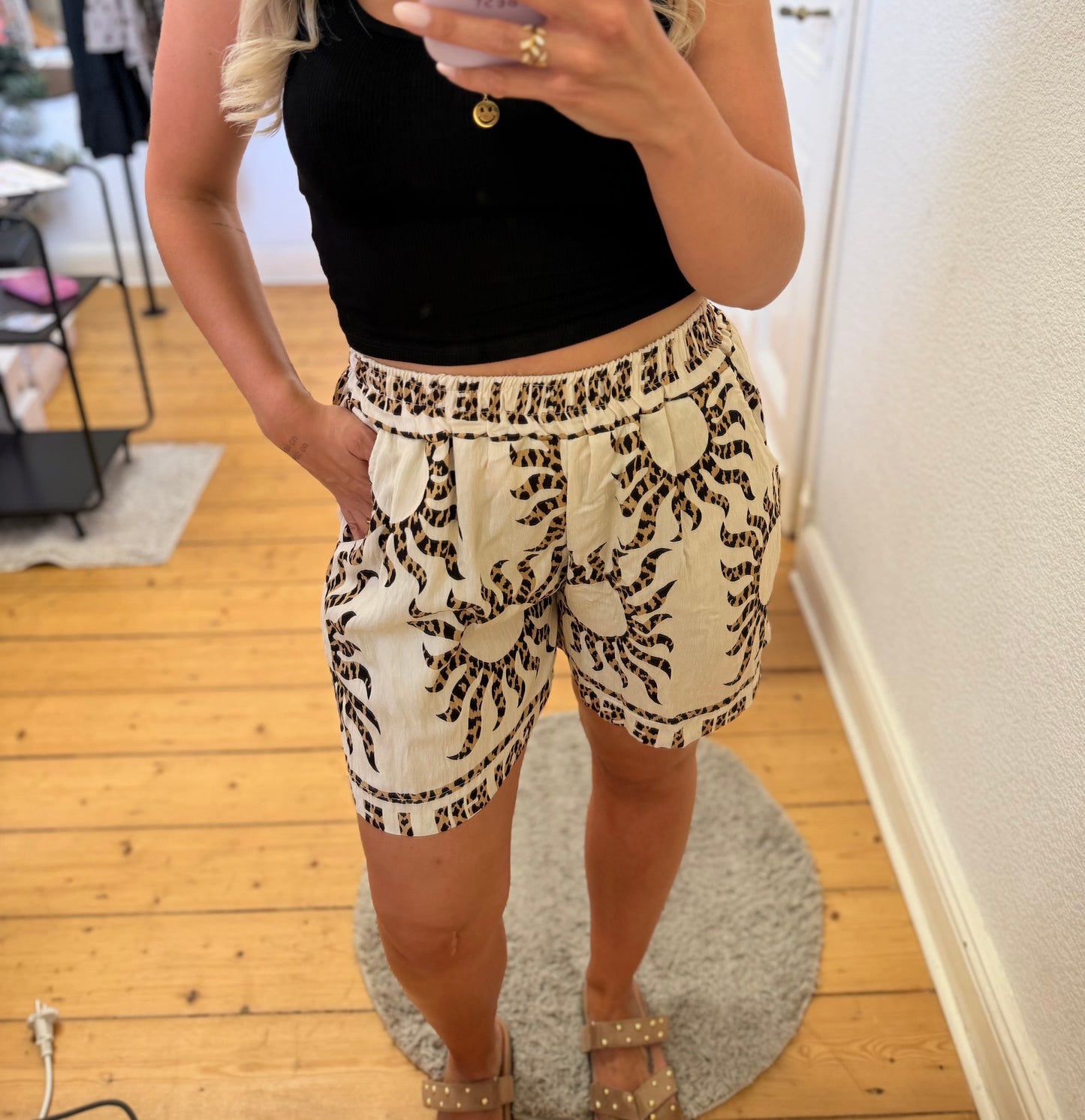 Short „sunny leo“