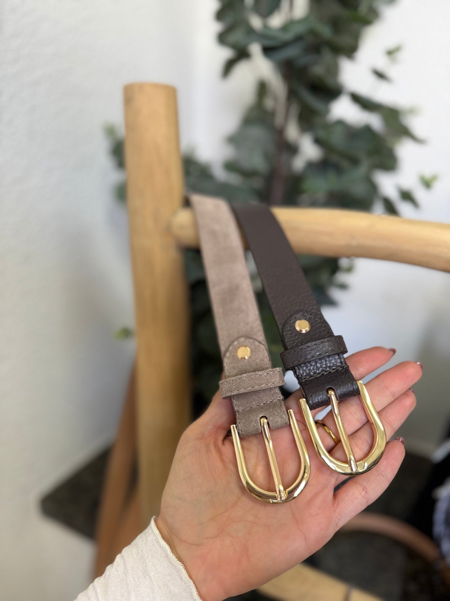 Gürtel mit goldener Schnalle