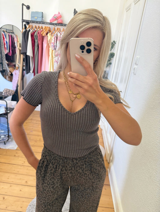 Shirt „basically“