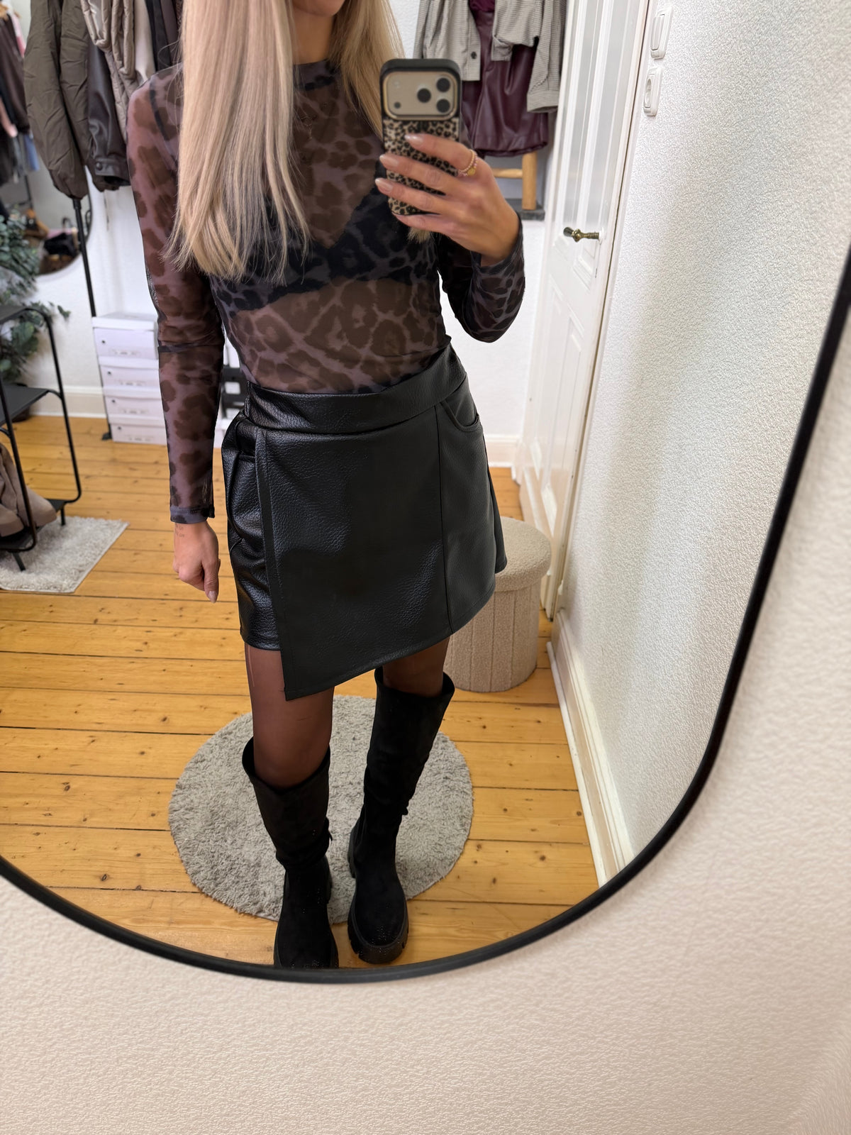 Leder skort in schwarz